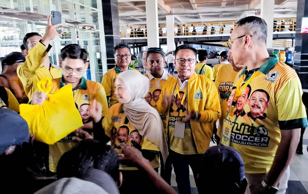 Golkar Salurkan 200 Paket Sembako untuk Sopir Angkot Surabaya, Kisah Bahlil Jadi Inspirasi