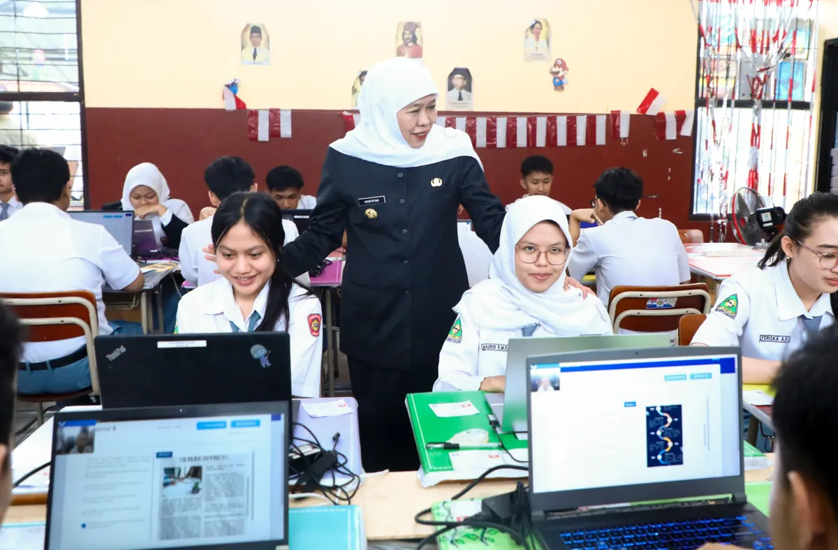 Tinjau Hari Pertama TKA di Malang, Khofifah Minta Siswa Tak Remehkan Mata Pelajaran