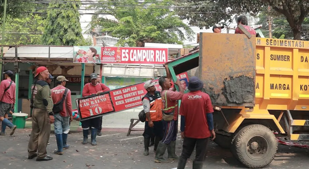 Pemkot Surabaya Tertibkan 35 Bangunan PKL di Embong Blimbing, Enam Pedagang Pilih SWK
