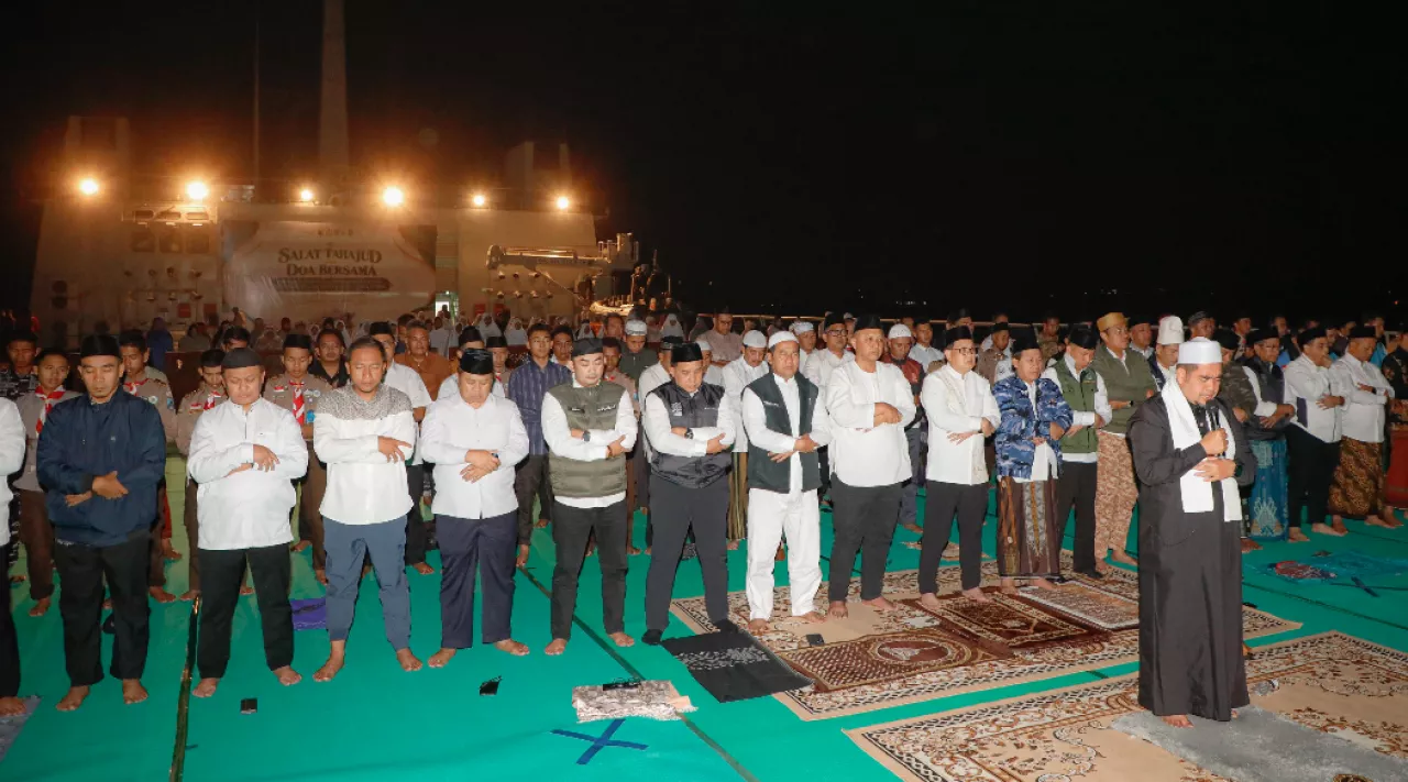 Peringati HUT ke-81 Jatim, Sekdaprov Adhy Karyono Gelar Tahajud dan Doa Bersama di KRI Makassar 590
