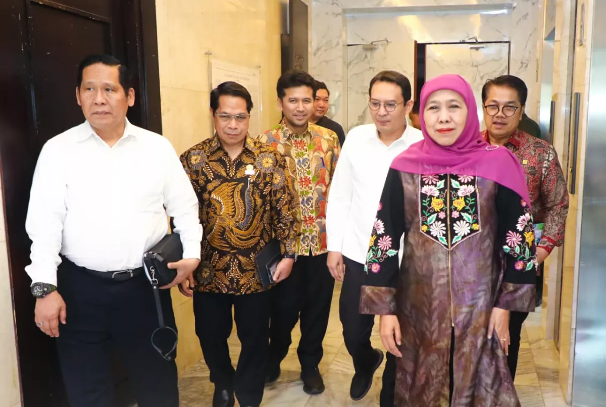 Antrean BBM di Jatim, Khofifah Desak Distribusi Biosolar dan Pertalite Dipercepat