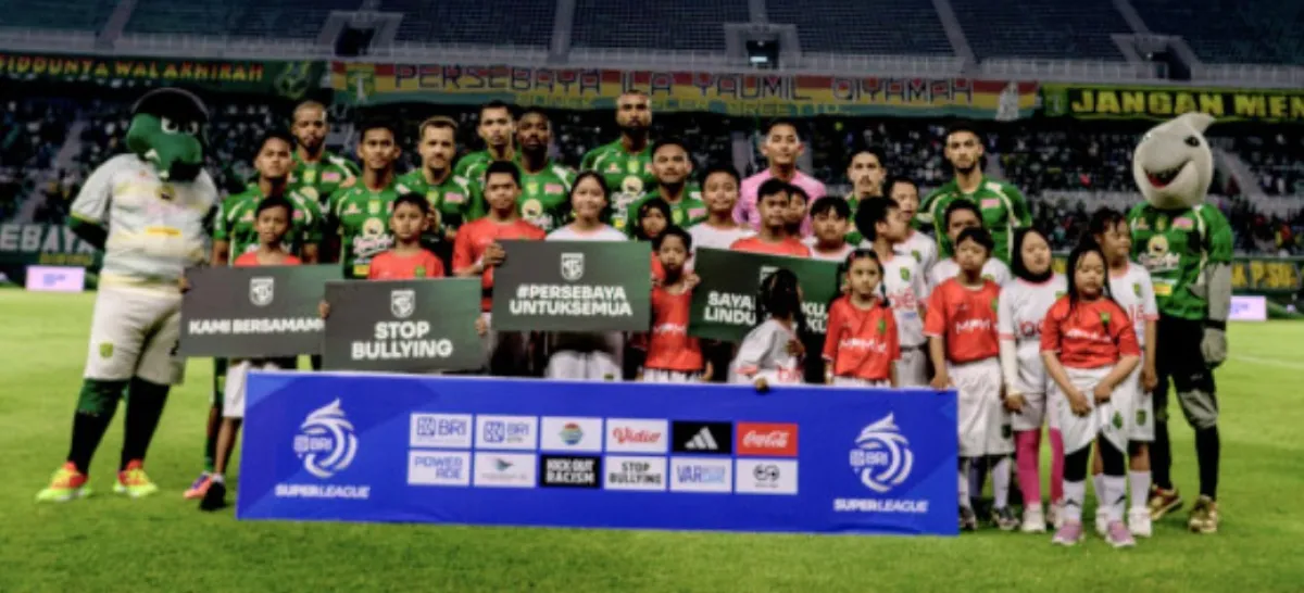 Persebaya Gaungkan Stop Bullying, 10 Anak Down Syndrome Jadi Player Escort di GBT