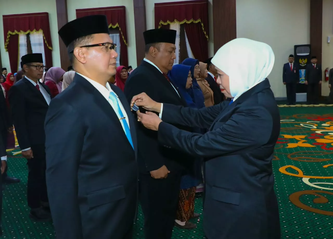 Khofifah Sematkan Satyalancana Karya Satya kepada 528 ASN Jatim