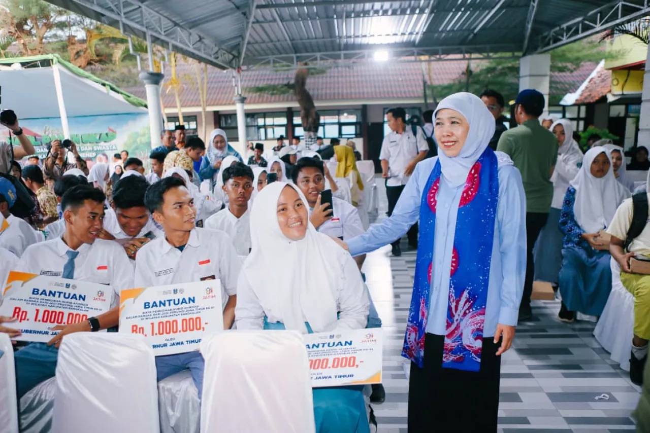 Khofifah Salurkan Bantuan Pendidikan Rp1 Juta untuk Pelajar Madura